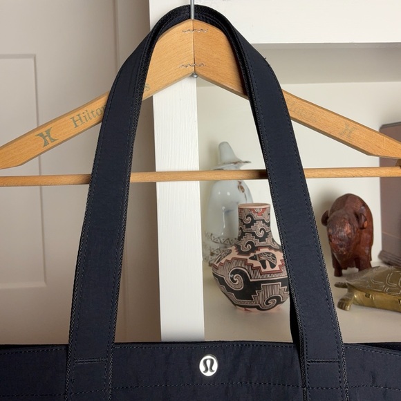 Lululemon Daily Multi-Pocket Tote Bag 20L - Picture 7 of 13